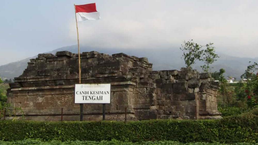 Candi Kesiman Tengah Situs Peninggalan Majapahit Berdiri Kokoh Di Lahan Persawahan