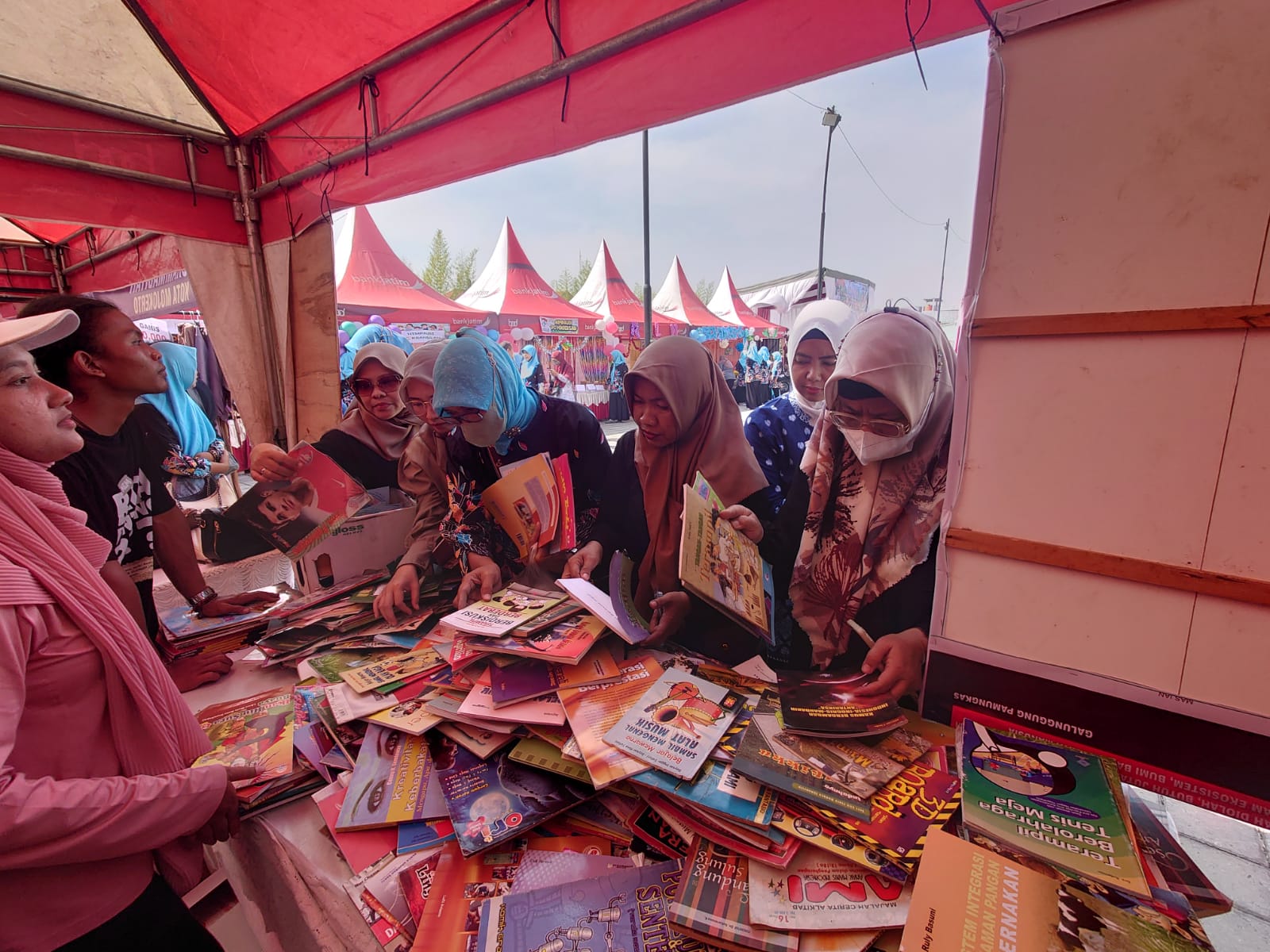 Peringati Hari Anak Nasional 2024, Komunitas Baca Buku di Mojokerto Bagikan 1.553 Buku Gratis 