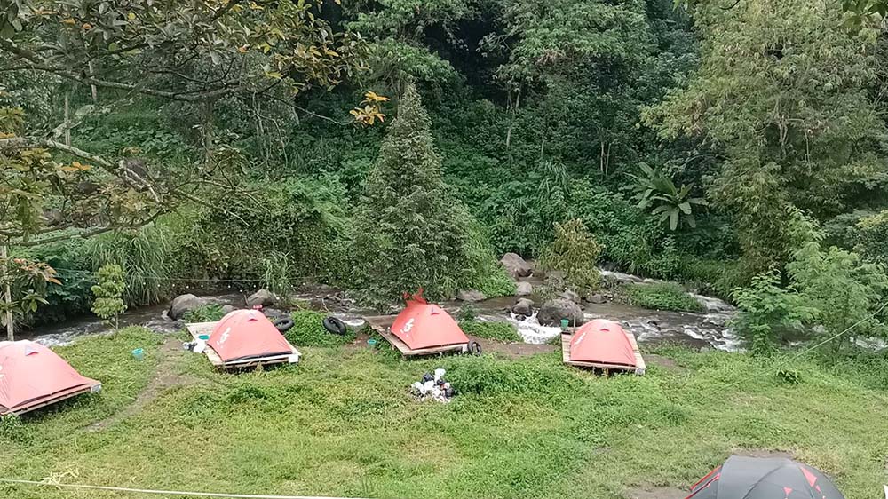 Wisata Gubuk Marawati, BerKemah di Tepi Sungai dengan Pemandangan Pegunungan