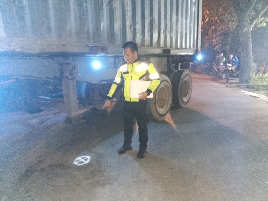 Pengendara Motor Tewas Usai Tabrak Truk Kontainer di Kutorejo Mojokerto