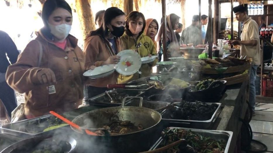 Ramadan, Warung Sego Lego Trawas Mojokerto Diserbu Pengunjung hingga Antre Mengular