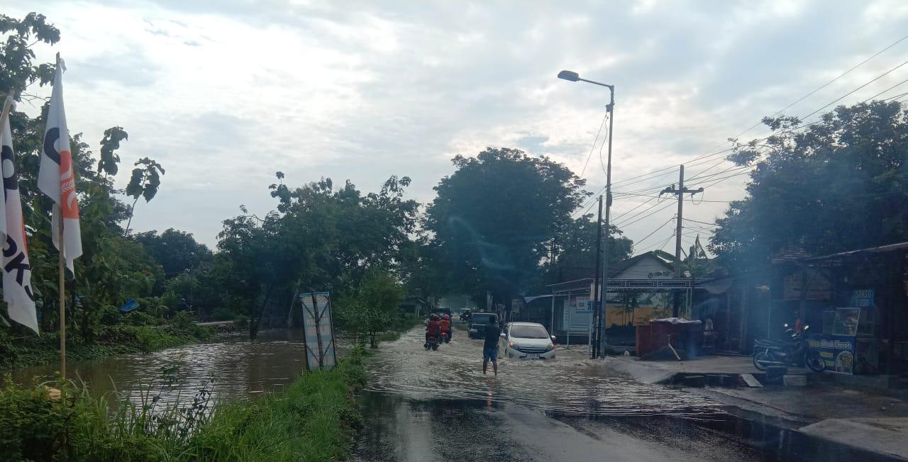 Hujan Deras Akibatkan Sungai Meluap ke Jalan di Modongan Mojokerto