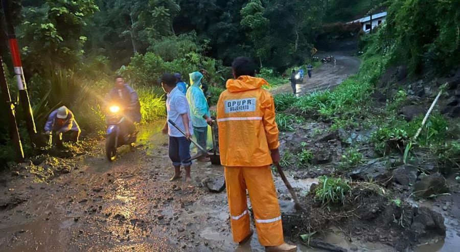 Cuaca Ekstrem, Longsor Timpa Jalan Raya Penghubung Desa di Pacet Mojokerto 