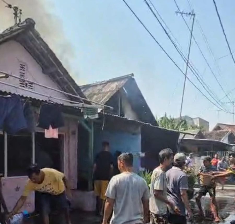 Ditinggal Keluar, Rumah Warga Kota Mojokerto Ludes Terbakar, Terdengar Tiga Kali Ledakan