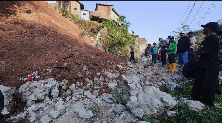 Tembok Penahan Tanah di Pacet Mojokerto Ambruk, Satu Mobil Terdampak