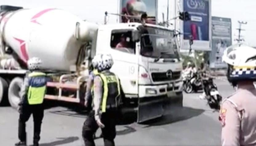 Langgar Rambu, Truk Besar Putar Balik di Jembatan Gajah Mada Kota Mojokerto