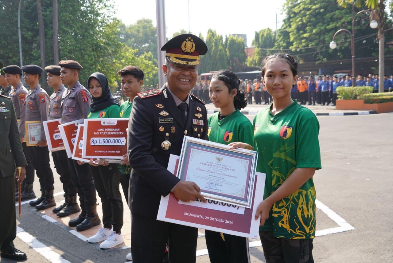 Peringati Hari Sumpah Pemuda, PJs. Bupati Mojokerto Serahkan Penghargaan bagi Para Pemuda Berprestasi