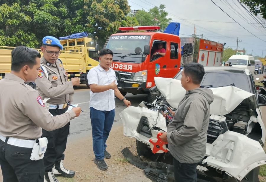 Satu Orang Meninggal Dunia, Akibat Lakalantas Mobil vs Truk di Jombang 