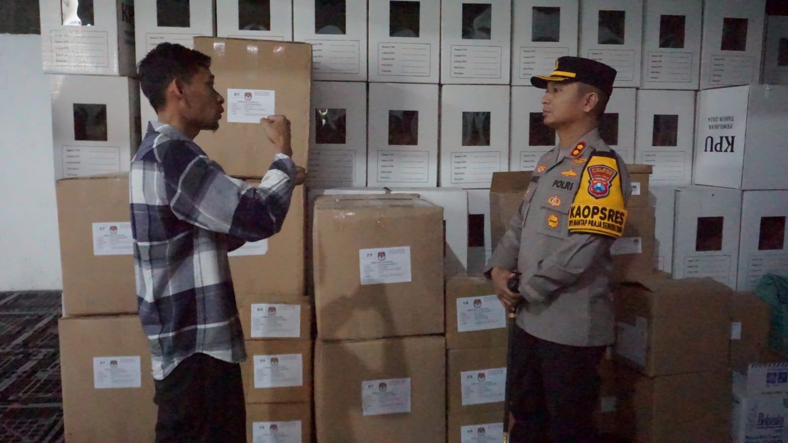 Pastikan Keamanan Pemilihan Serentak 2024, Kapolres Mojokerto Kota Cek Gudang Logistik KPU