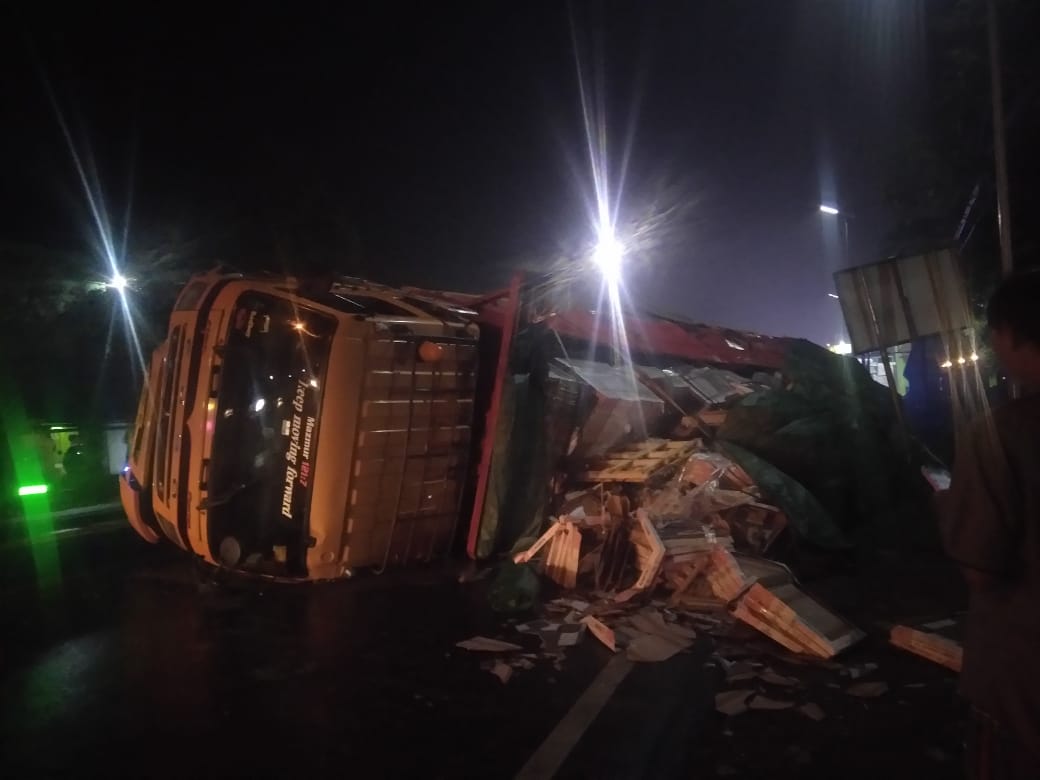 Ban Meletus, Truk Fuso Muatan Keramik Terguling di Bangsal Mojokerto