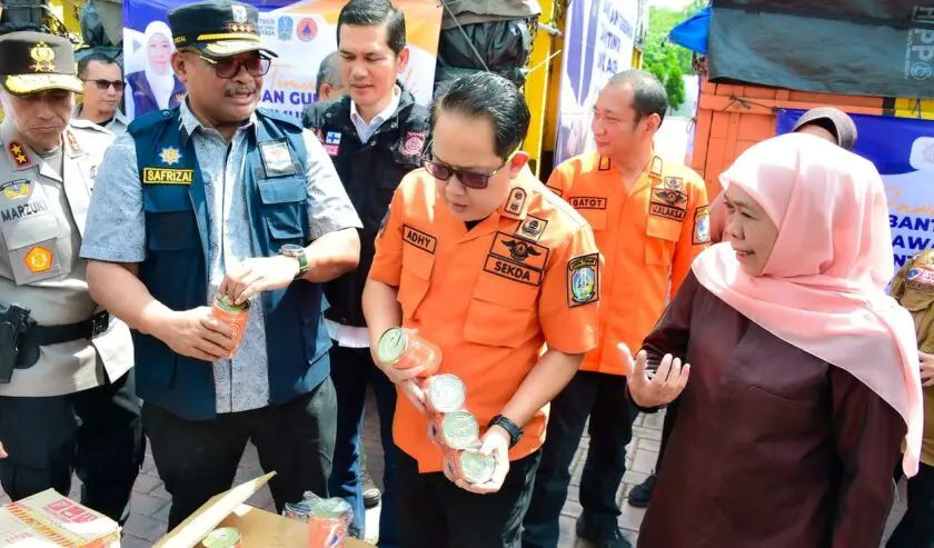 Gubernur Jatim Khofifah Indar Parawansa Menyerahkan Bantuan Rp3,8 Miliar untuk Korban Bencana Aceh
