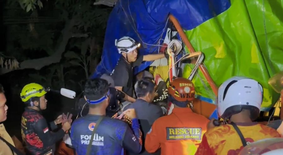 Truk Oleng Tabrak Tabrak Pohon di Mojokerto, Kernet Terjepit 