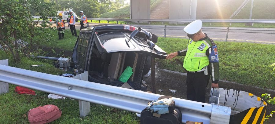 Diduga Pengemudi Mengantuk, Mobil Terguling di Tol Jombang-Mojokerto, 5 Orang Luka-Luka 