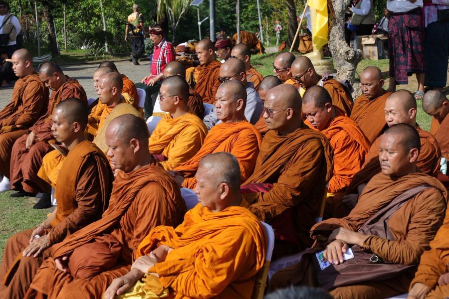 56 Bhikkhu Empat Negara Tempuh Perjalanan Damai dari Bali ke Borobudur