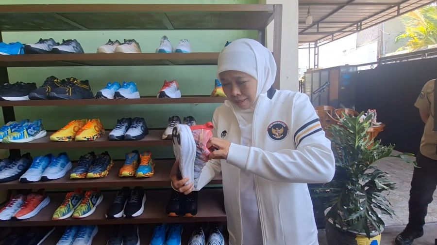 Dukung UMKM Naik Kelas, Gubernur Jatim Kunjungi Produsen Sepatu Awake di Kota Mojokerto