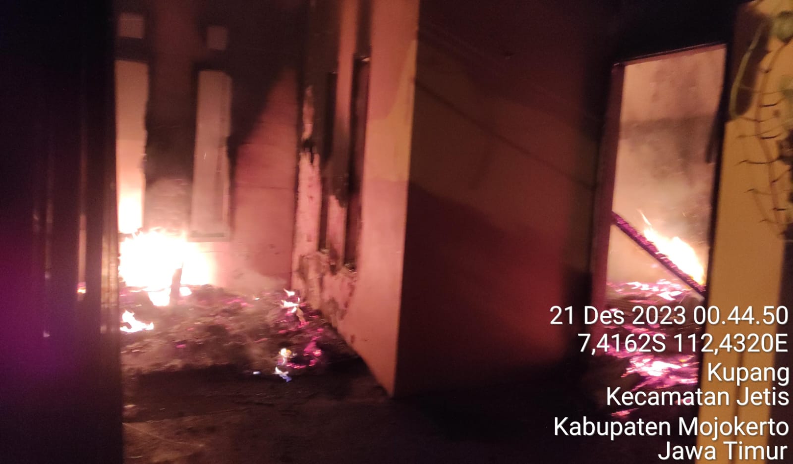 Rumah di Jetis Mojokerto Terbakar, Dua Unit PMK diterjunkan