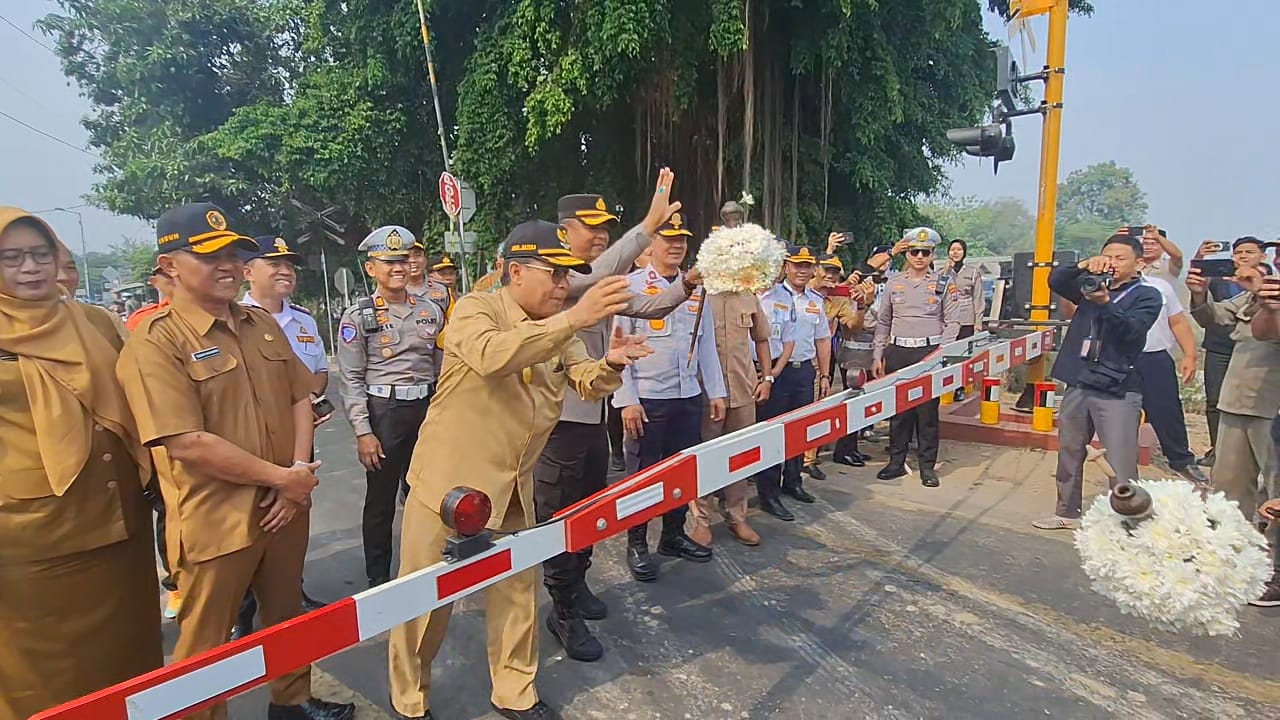 Palang Pintu Perlintasan Kereta Api Damarsi Mojokerto Resmi Beroperasi