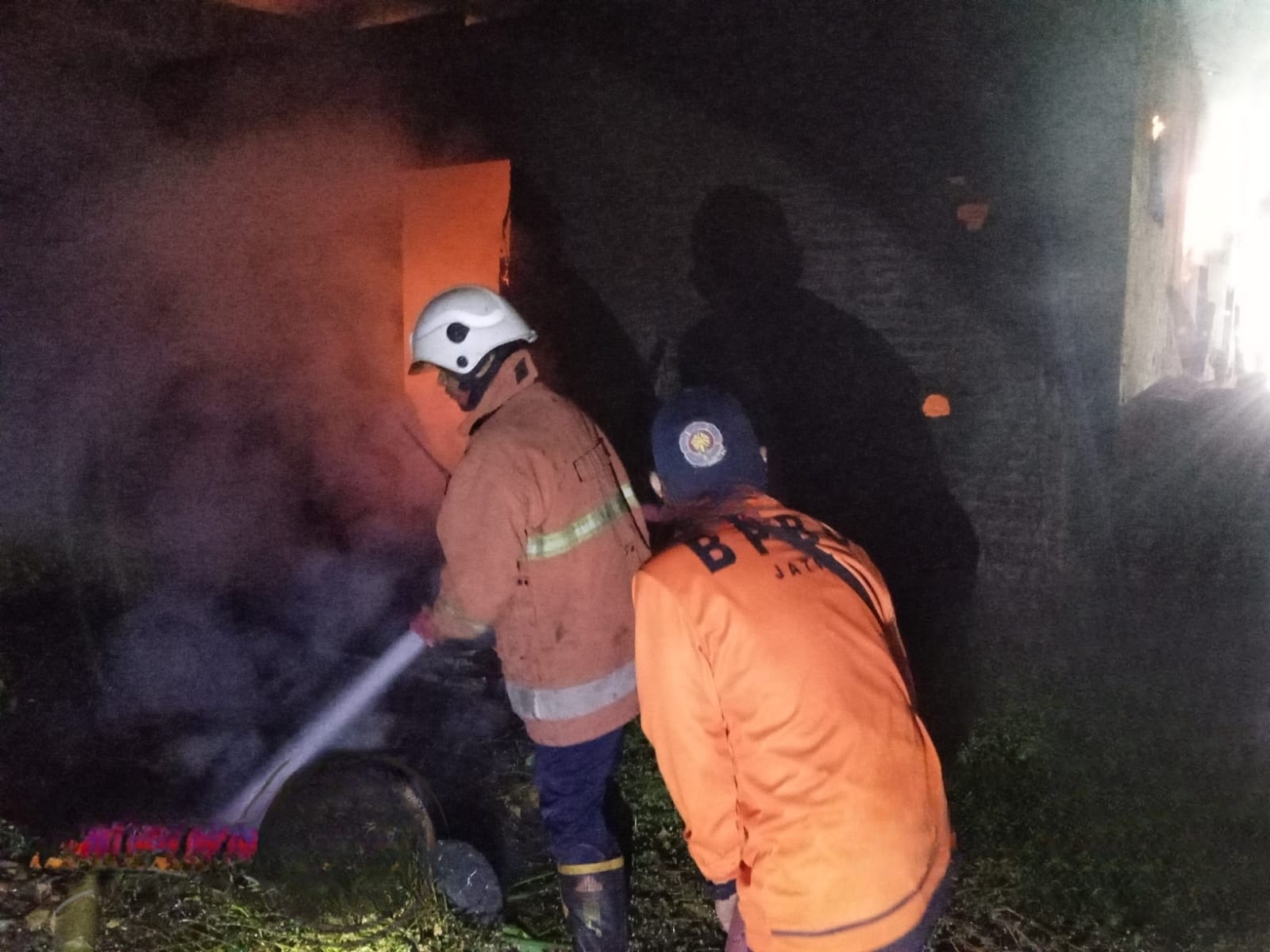 Akibat Bakar Sampah, Rumah di Bangsal Mojokerto Terbakar