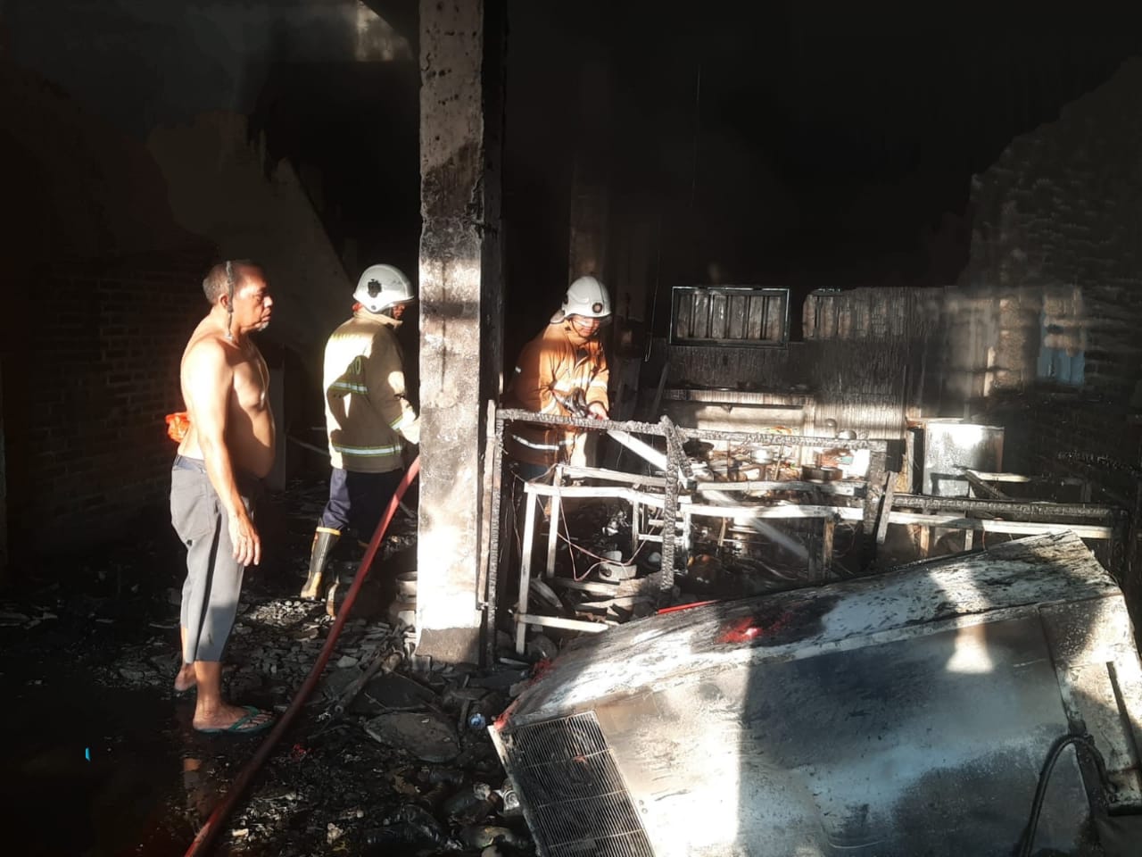 Rumah Tempat Usaha di Dawarblandong Mojokerto Terbakar