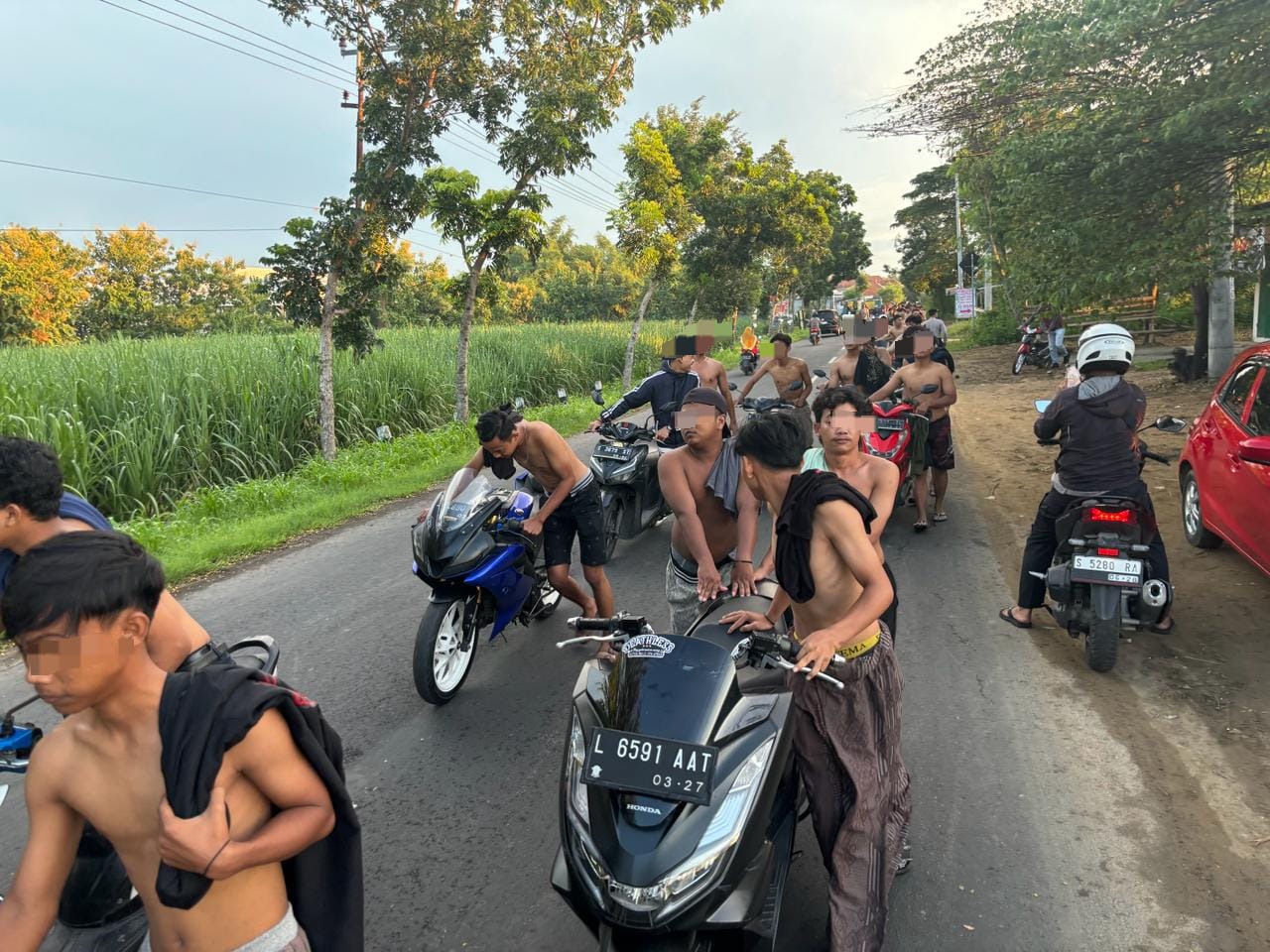 Dibubarkan Polisi, Pembalap Liar di Mojokerto Kocar-kacir Kabur ke Sawah