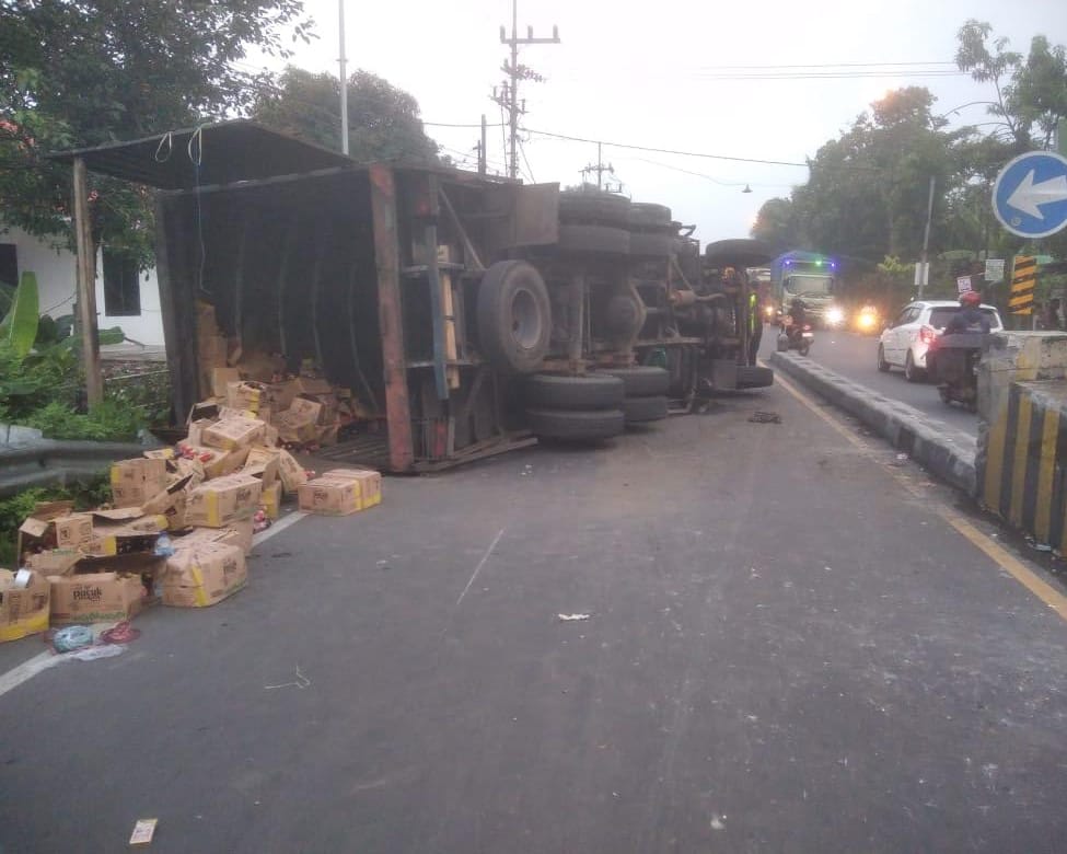 Tabrak Pembatas Jalan, Truk Bermuatan Teh Kemasan Seberat 18 Ton Terguling di Mojokerto