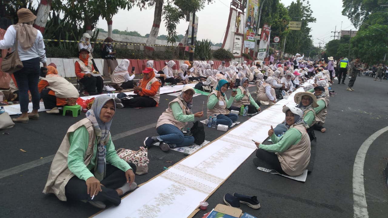 Mewarnai Batik Terpanjang  dengan Peserta Terbanyak di Kota Mojokerto Sukses Pecahkan Rekor Muri