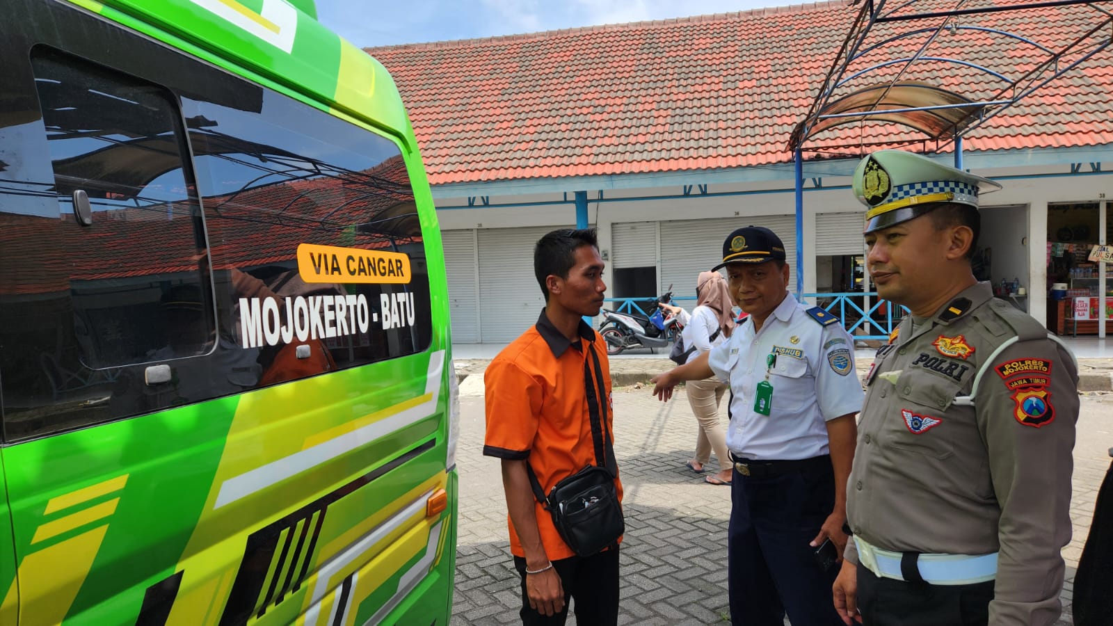 Petugas Lakukan Rampchek pada Trayek Bus AKDP Mojokerto - Batu via Cangar