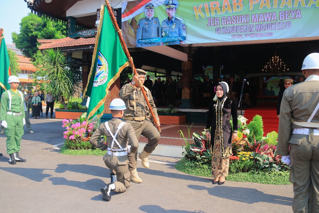 Hari Ini, Kirab Pataka Jer Basuki Mawa Beya Tiba di Gedung Grahadi