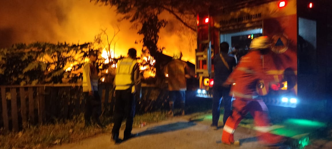 Tempat Pengolahan Sampah Kardus dan Plastik di Ngoro Mojokerto Terbakar, Kerugian Capai Ratusan Juta