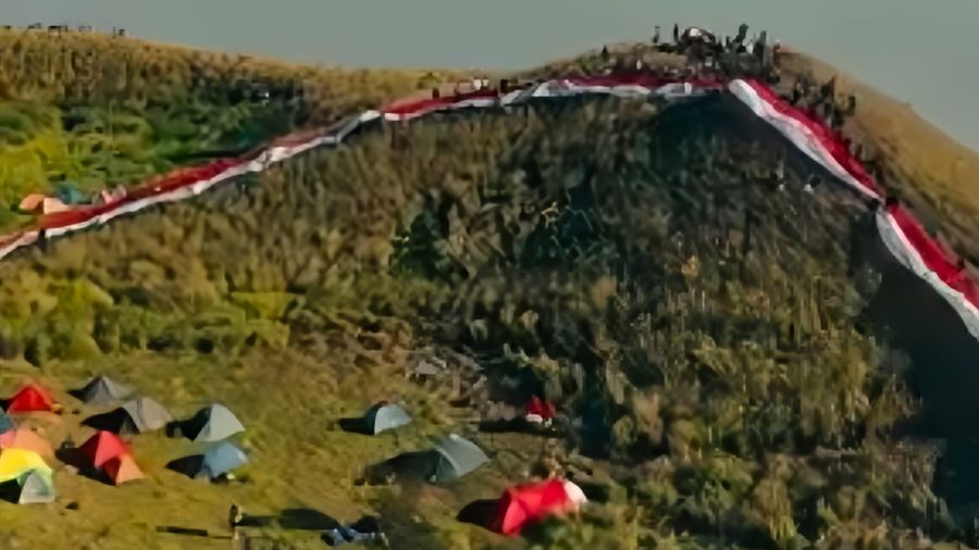 Lautan Manusia Kibarkan Merah Putih Seribu Meter di Gunung Penanggungan