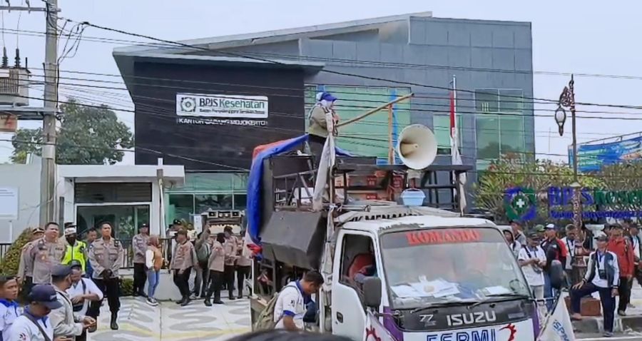 BPJS Nonaktif, Ratusan Karyawan PT Pakerin Gelar Unjuk Rasa di BPJS Kesehatan Mojokerto