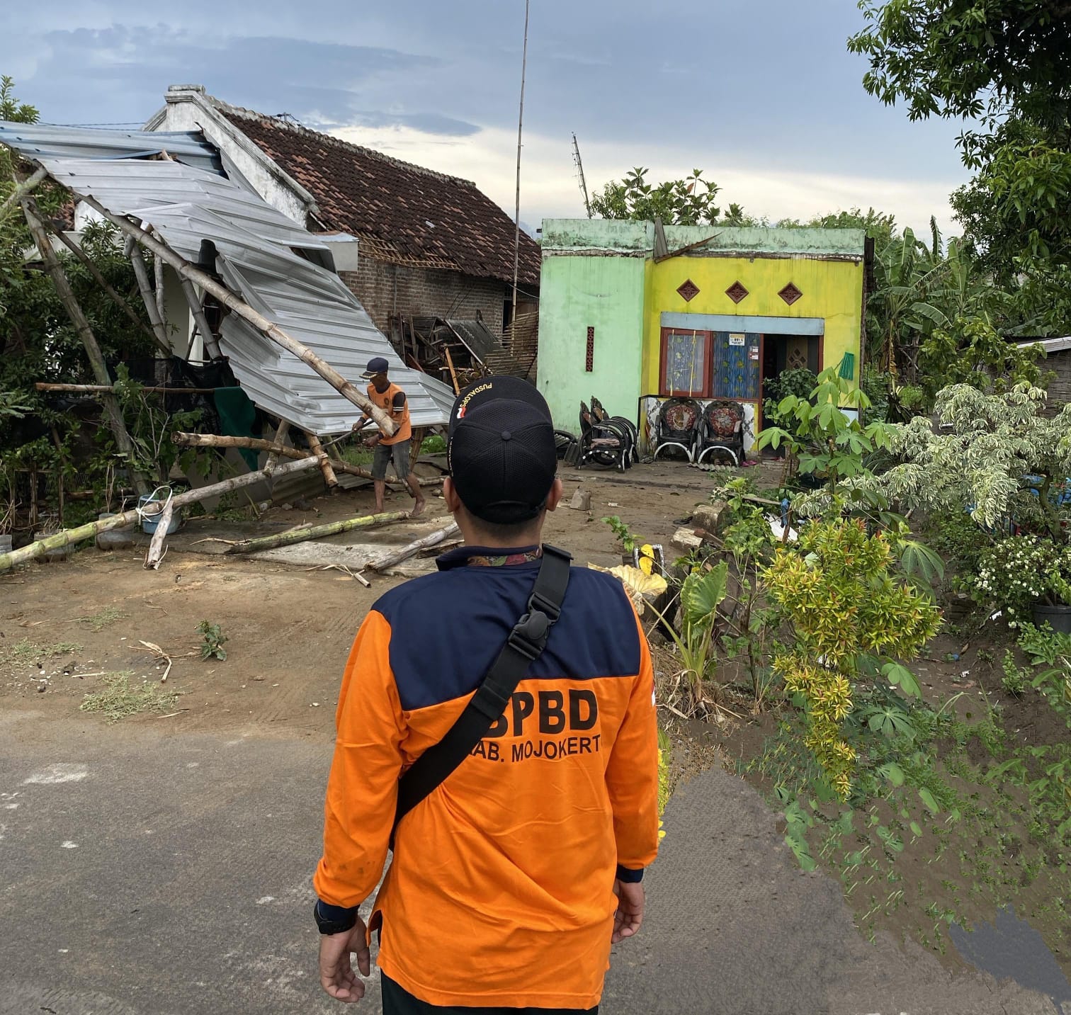 Angin Kencang Disertai Hujan Rusak 8 Rumah di Jetis Mojokerto