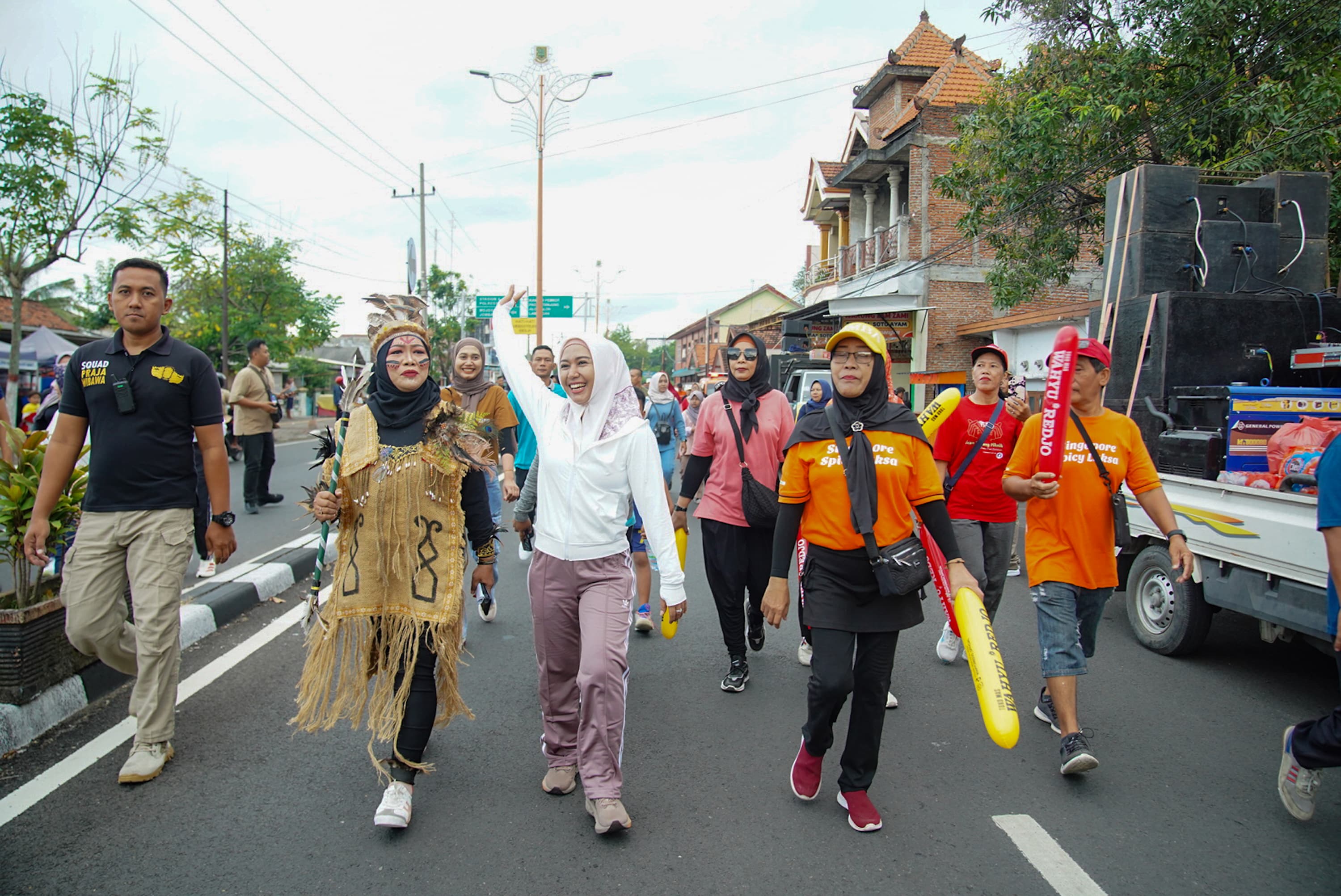 8000 Orang Buruh dan Pekerja Informal Ikuti Jalan Sehat Peringatan 'May Day' di Kota Mojokerto