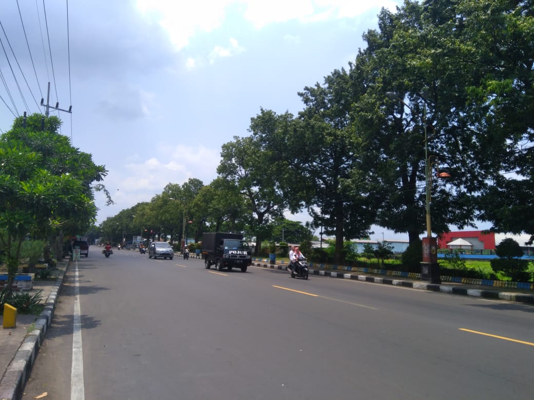 Parkir di Bahu Jalan Nasional Sangat Membahayakan dan Harus Ditilang