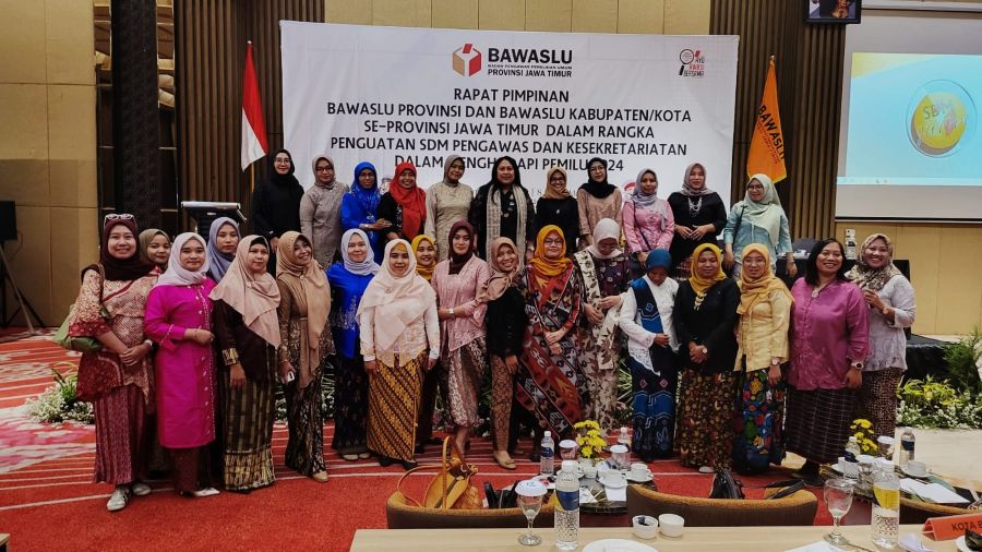 Bawaslu Jatim Galakkan Berkebaya Bagi Seluruh Komisioner Perempuan di Semua Jajaran