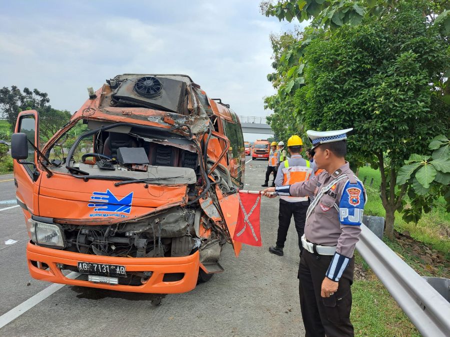 Minibus Elf Tabrak Truk Bermuatan Koral di Tol Jombang - Mojokerto, Dua Penumpang Luka Berat