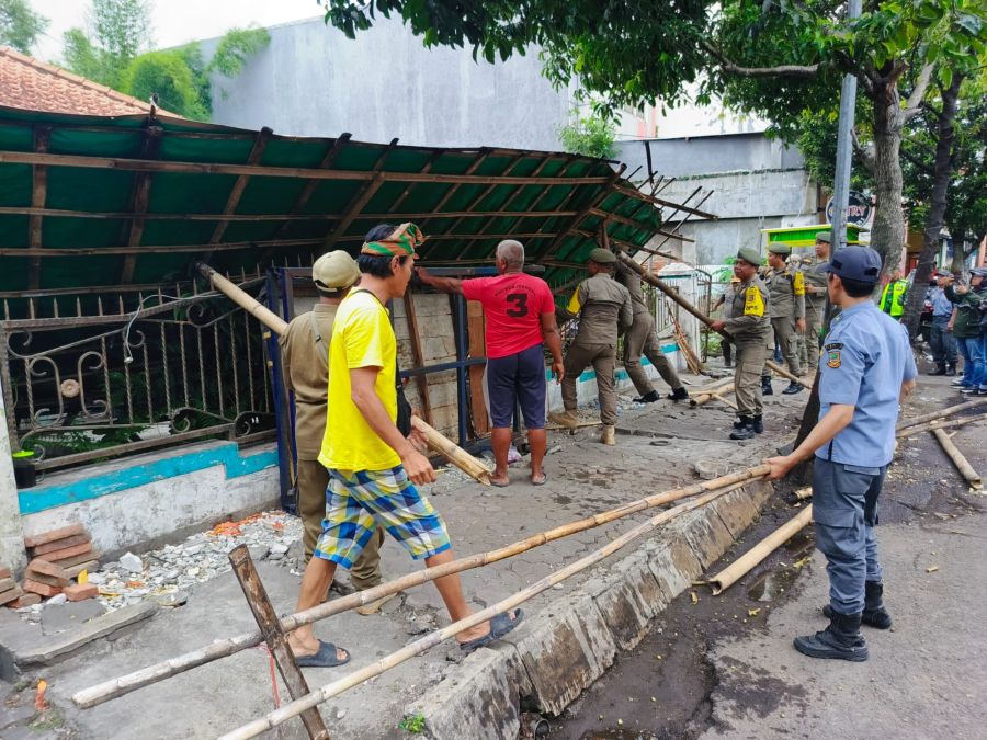 Langgar Perda, Sejumlah PKL di Kota Mojokerto Ditertibkan Satpol PP