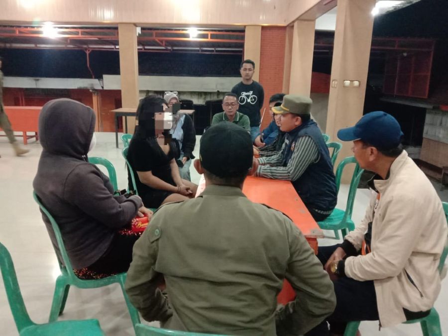 Dua Waria di Jetis Mojokerto Terjaring Petugas saat Mangkal Malam Hari