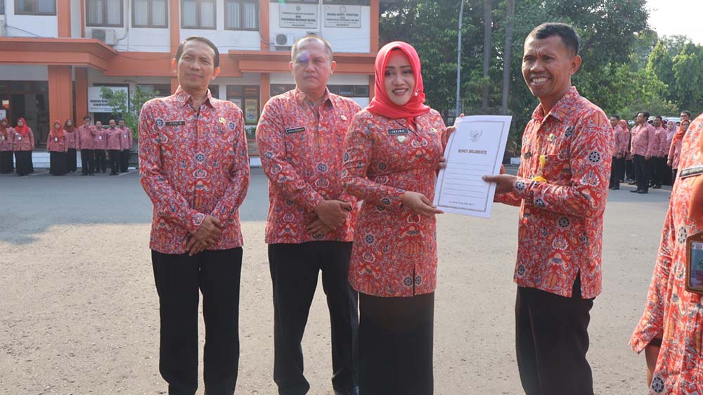 Bupati Mojokerto Serahkan SK Kenaikan Pangkat ke 364 PNS Kabupaten Mojokerto