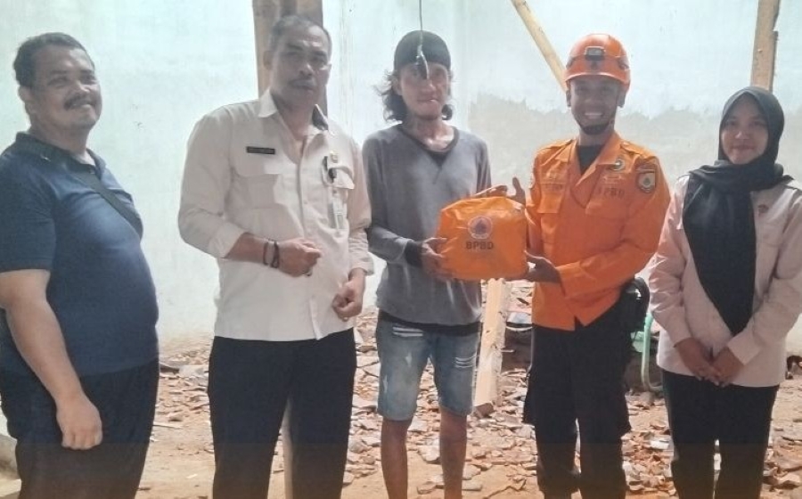 BPBD Jember Distribusikan Bantuan Logistik kepada Korban Rumah Roboh di Patrang