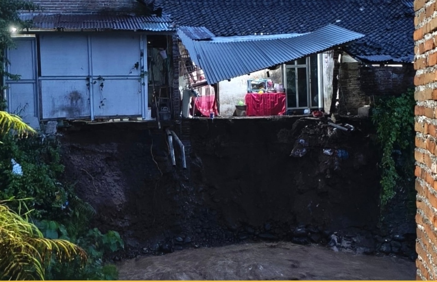 Lagi, Dihajar Hujan Deras, 2 Kecamatan di Jember dilanda Longsor, 5 Rumah dan Tembok Sungai Rusak