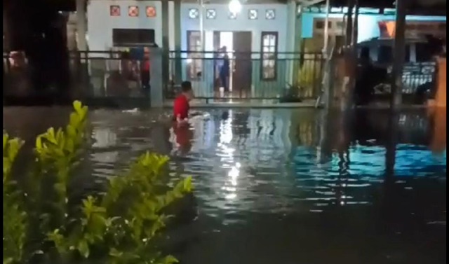 Diguyur Hujan Sejak Selasa Sore, Mojokerto Raya Banjir !!!