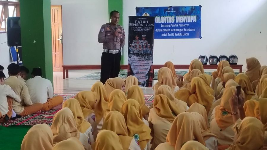 Polisi di Mojokerto Sasar Ponpes untuk Tanamkan Budaya Tertib Lalu Lintas