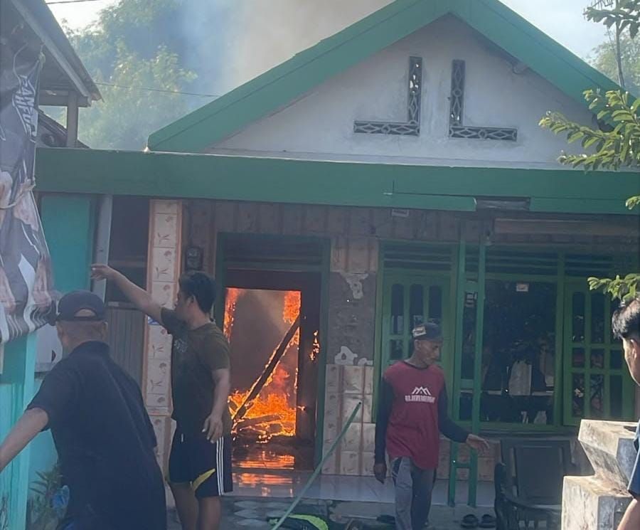 Rumah Warga di Puri Terbakar, Dua Unit Damkar Berhasil Jinakkan Api dalam Sejam