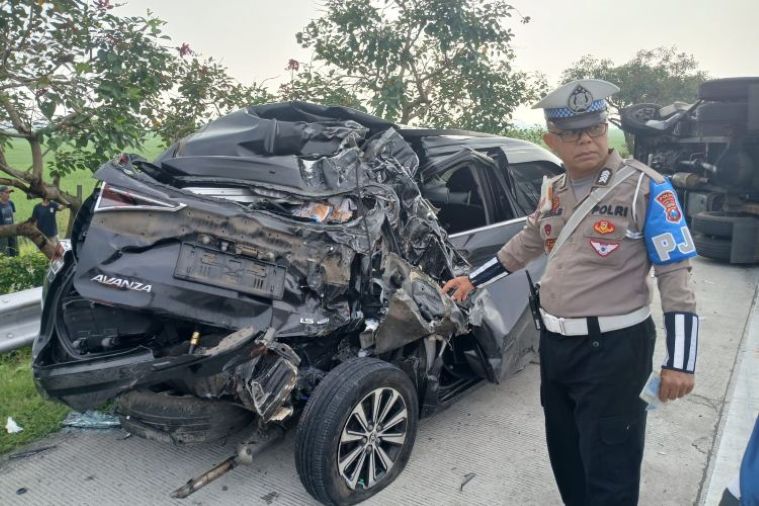 Tabrakan Truk Vs Avanza di Tol Jombang - Mojokerto, Satu Korban Luka Berat
