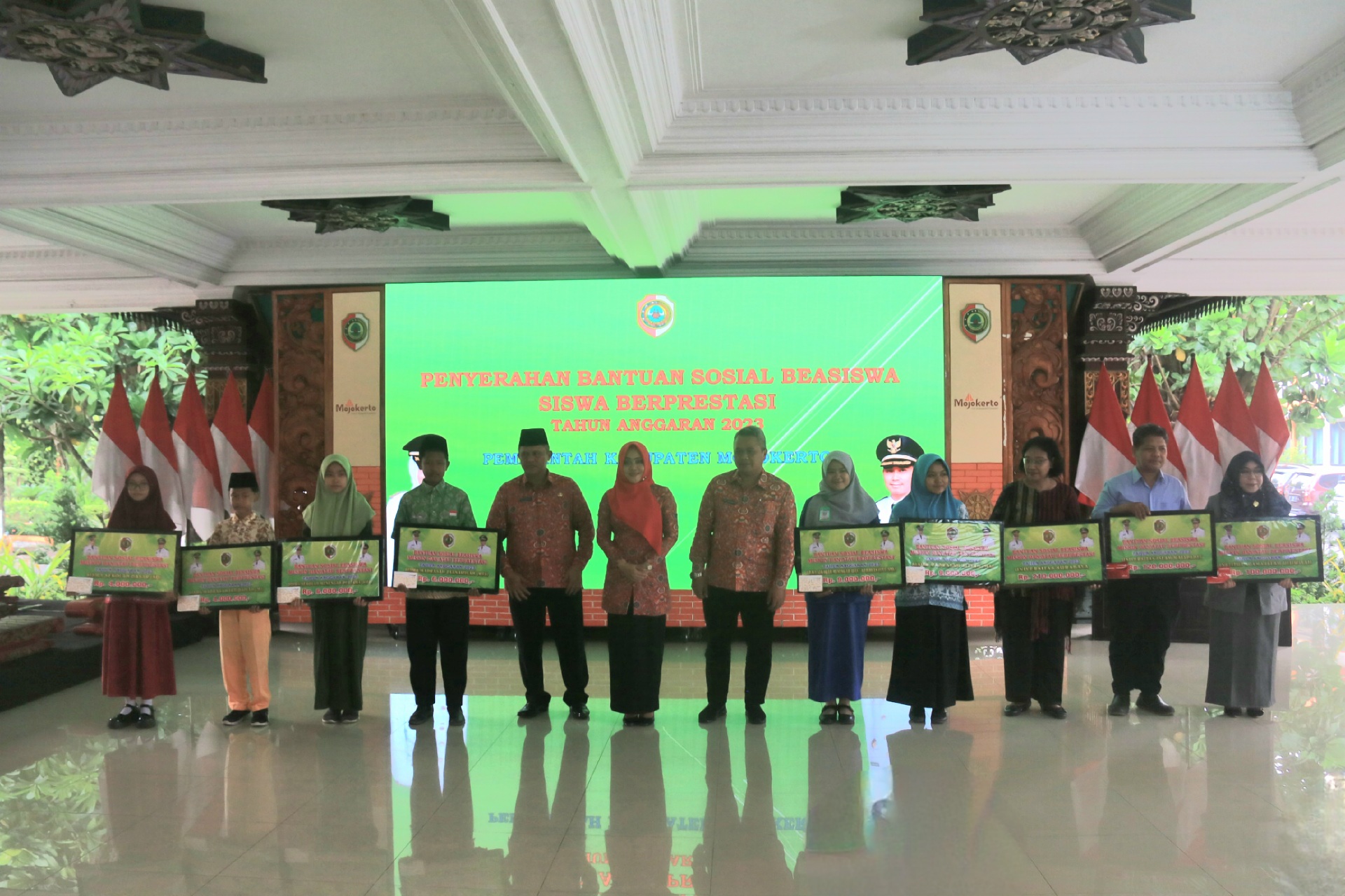 Rp 1,1 Miliar Diserahkan Bupati Mojokerto untuk 190 Pelajar/Mahasiswa Berprestasi