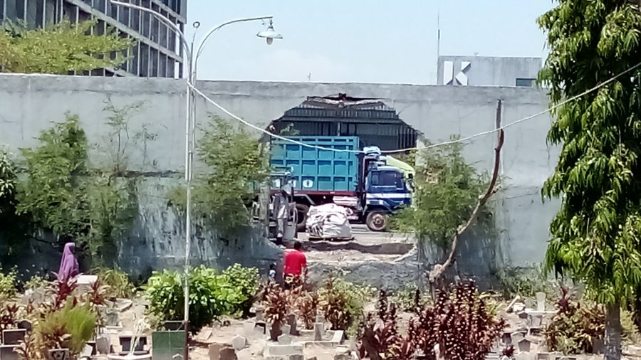 Sopir Dump Truk Tewas Usai Tabrak Pagar Pabrik di Jetis Mojokerto