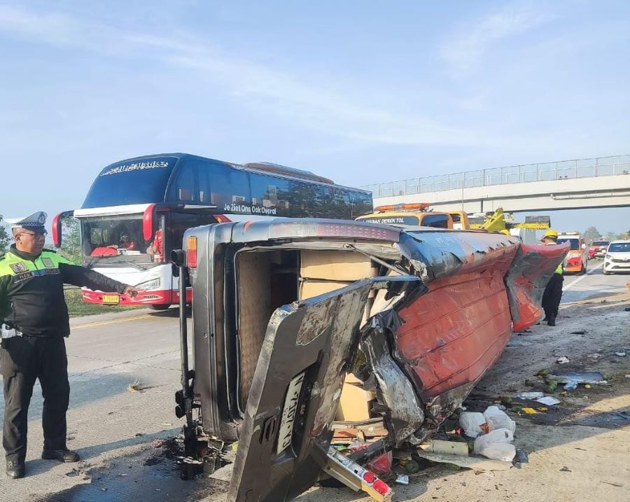 Elf Terguling di Tol Jombang Mojokerto, Sejumlah Penumpang Alami Luka Ringan dan Berat