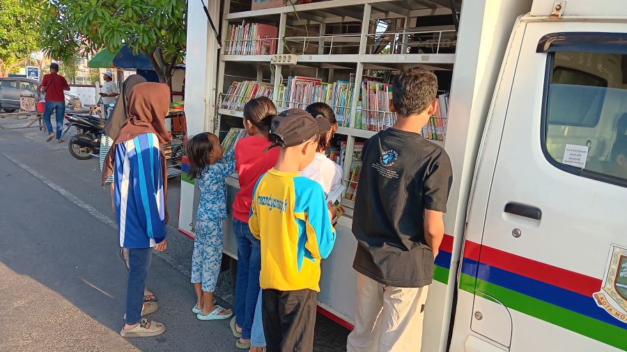 Yuk, Baca Buku-buku yang Lagi Viral Secara Gratis di Perpustakaan Keliling Milik Disperpus