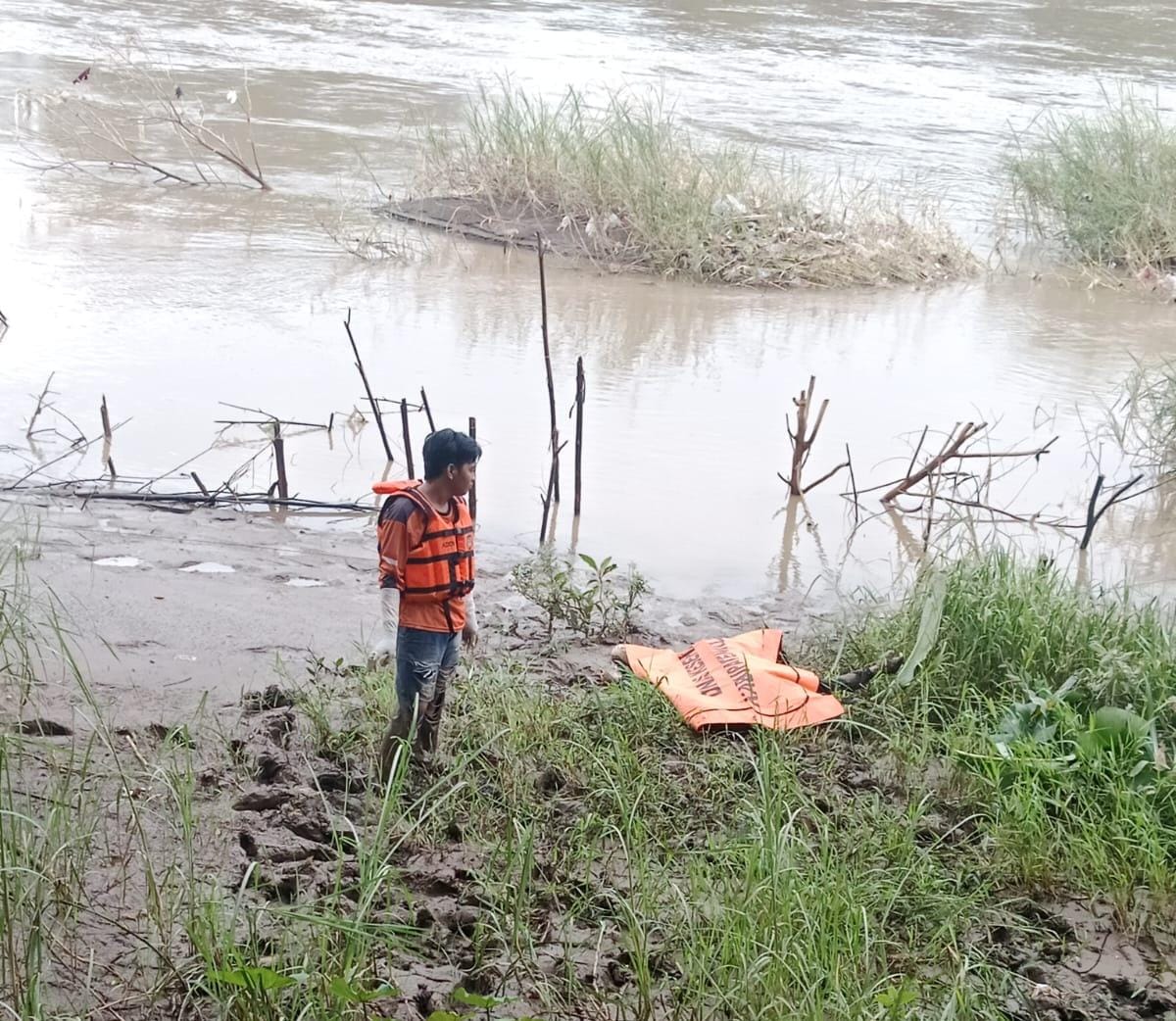 Mayat Pria Ditemukan Mengapung di Sungai Brantas Mojokerto